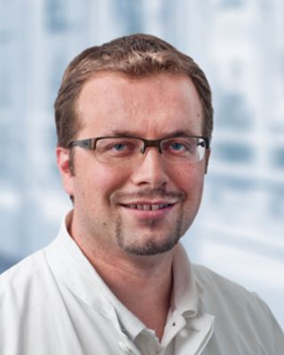 Daniel Haug, Oberarzt der Klinik für Hand-, Mikro- und Rekonstruktive Brustchirurgie am Marienhospital Stuttgart