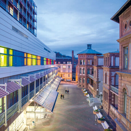 Die Intensivstationen des Marienhospitals Stuttgart (Gebäude links) verfügen über ein modernes Farbkonzept Die Intensivstationen des Marienhospitals Stuttgart (Gebäude links) verfügen über ein modernes Farbkonzept