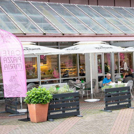 Café Piazza Maria vor dem Hauptgebäude des Marienhospitals Stuttgart Café Piazza Maria vor dem Hauptgebäude des Marienhospitals Stuttgart