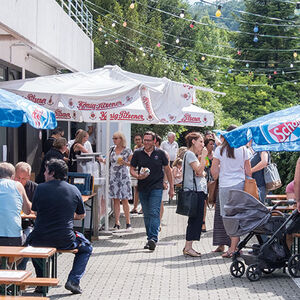 Gemeinsames Beisammensein beim jährlichen Mitarbeitersommerfest Gemeinsames Beisammensein beim jährlichen Mitarbeitersommerfest