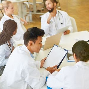 Medizinstudenten lernen gemeinsam