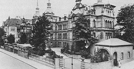 Bereits 1928 wurden um das Krankenhaus eine Mauer und das Pförtnerhaus rechts gebaut
