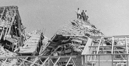 Das heutige Gebäude Sankt Luise nach einem Bombenangriff 1944