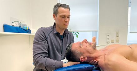 Polizeipilot Philipp Zürn wird individuell physiotherapeutisch unterstützt