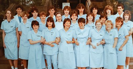 Sr. Raphaela Heimpel absolvierte von 1984 bis 1987 ihre Pflegeausbildung (im Bild vordere Reihe vierte von links)