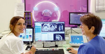 Geschützt hinter der Glasscheibe: Die Leitende MTRA Anita Hahn (rechts) mit einer Kollegin bei der Magnetresonanztomografie 