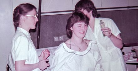 Petra Lutz (Mitte) machte ihre Pflegeausbildung am Marienhospital von 1984 bis 1987