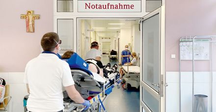 Der Rettungsdienst liefert eine neue Patientin ein