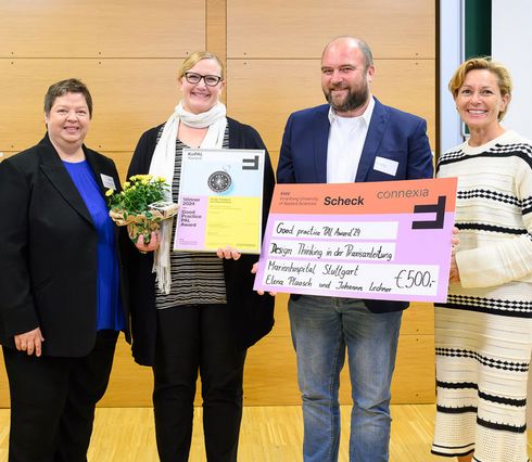 Verleihung Sonderpreis Praxisanleitung: Johannes Lechner und Pflegedienstleiterin Kristina Kelm nahmen den Sonderpreis stolz entgegen (Foto: Matthias Romberg, FH Vorarlberg)