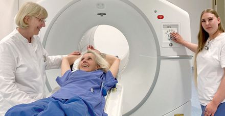 Probeliegen, bitte: Privatdozentin Dr. Susanne Eschmann (links) und ihre Assistentinnen am neuen PET/CT