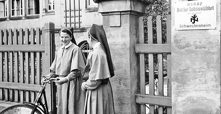 Braune Schwestern vor einer nationalsozialistischen Schwesternschule