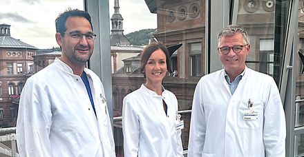 Dr. Steffi Zacheja (Mitte) mit ihrem neuen leitenden Oberarzt Dr. Wolfram Schief (links) sowie Prof. Dr. Michael Schäffer, Ärztlicher Direktor des Fachbereichs Allgemein-, Viszeral- und Thoraxchirurgie